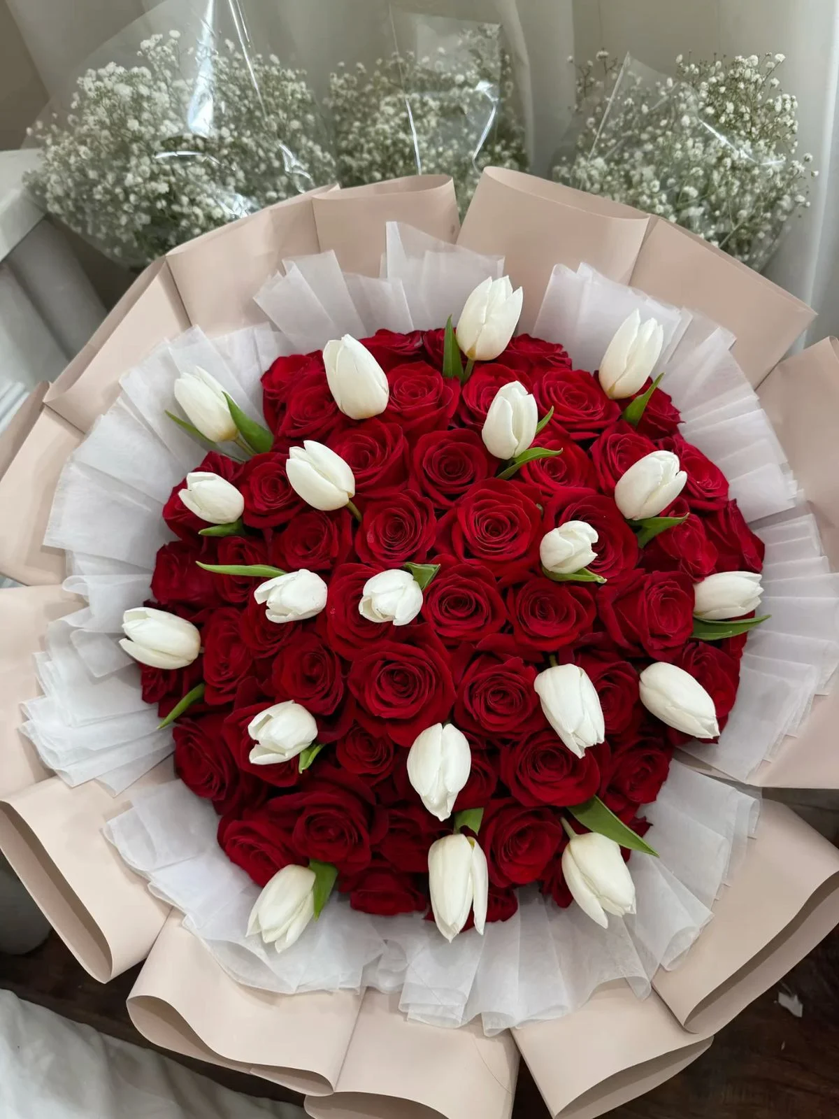 Sinfonía Imperial - 60 rosas rojas con 20 tulipanes