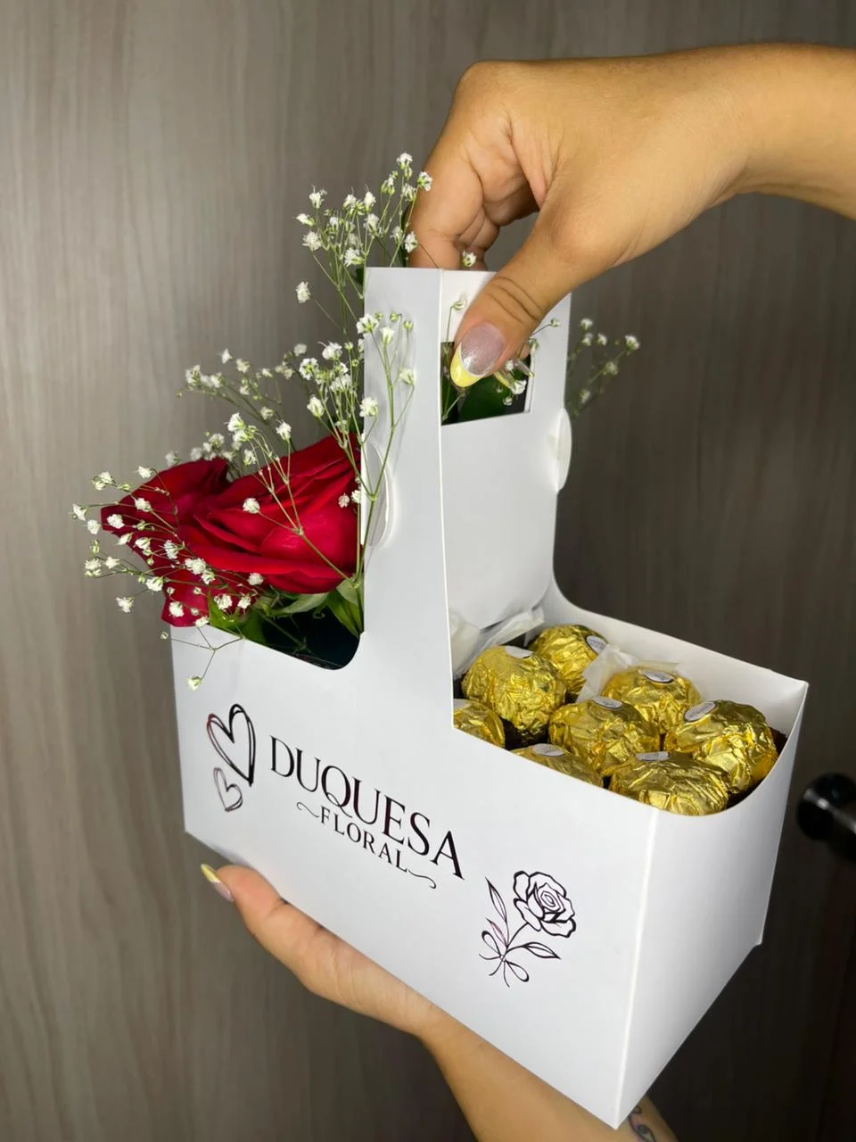 Jugada Maestra - Caja tipo picnic con rosas y bombones