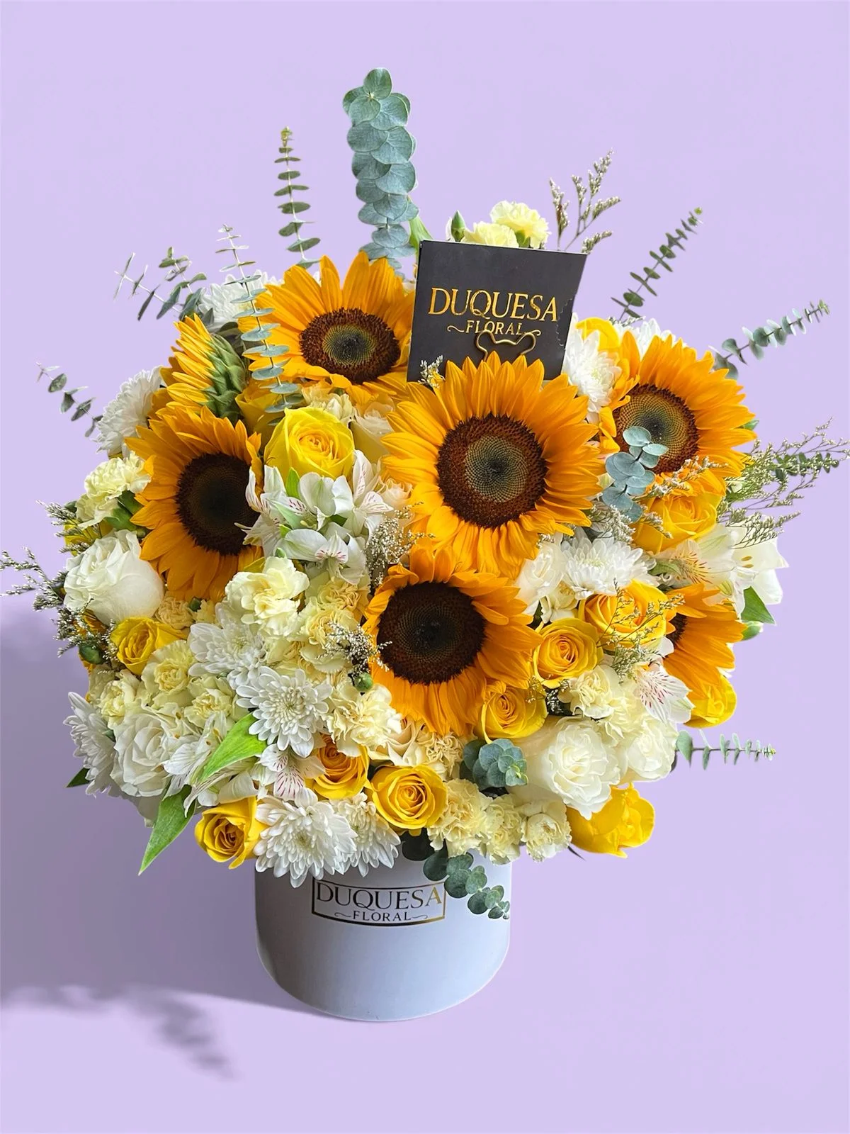 Sol de Mamá - Gran arreglo en caja con girasoles, rosas blancas y eucalipto