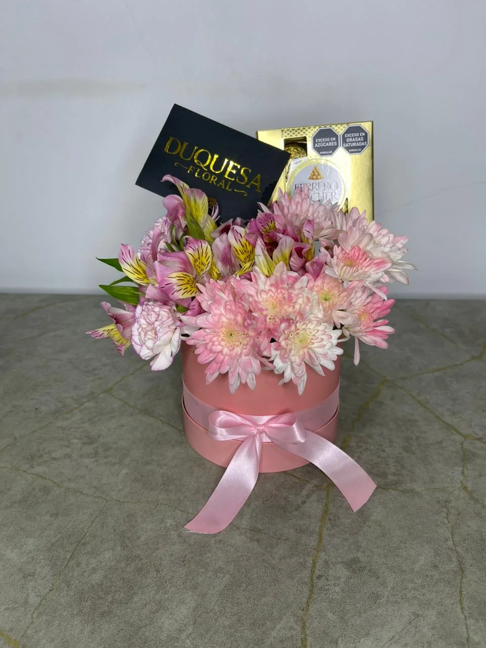 Caricia Maternal - Caja rosa con astromelias, crisantemos y Ferrero Rocher