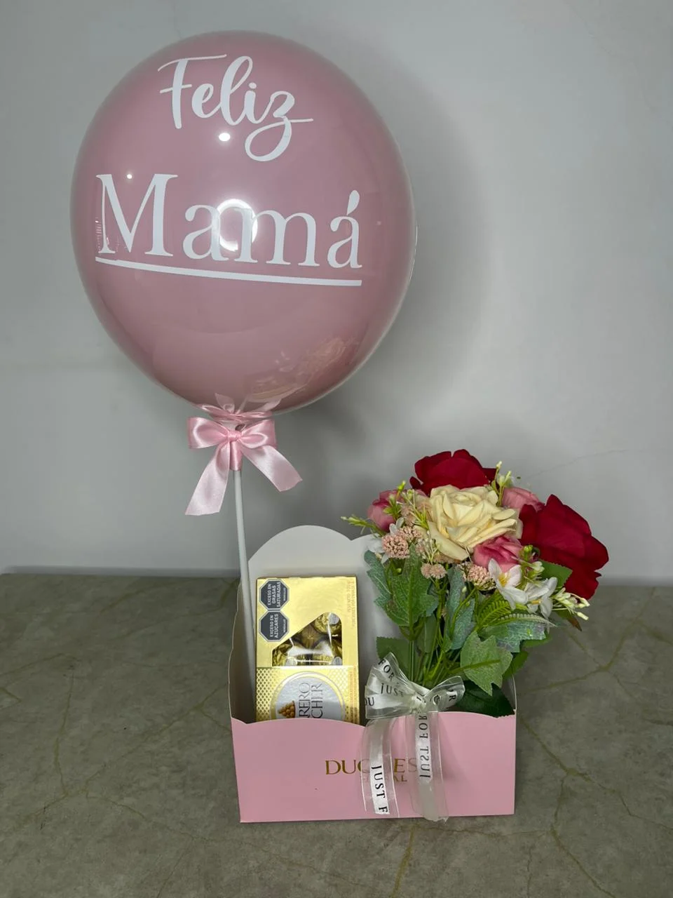 Globo Feliz Mamá - Caja con globo Feliz Mamá, flores y Ferrero Rocher