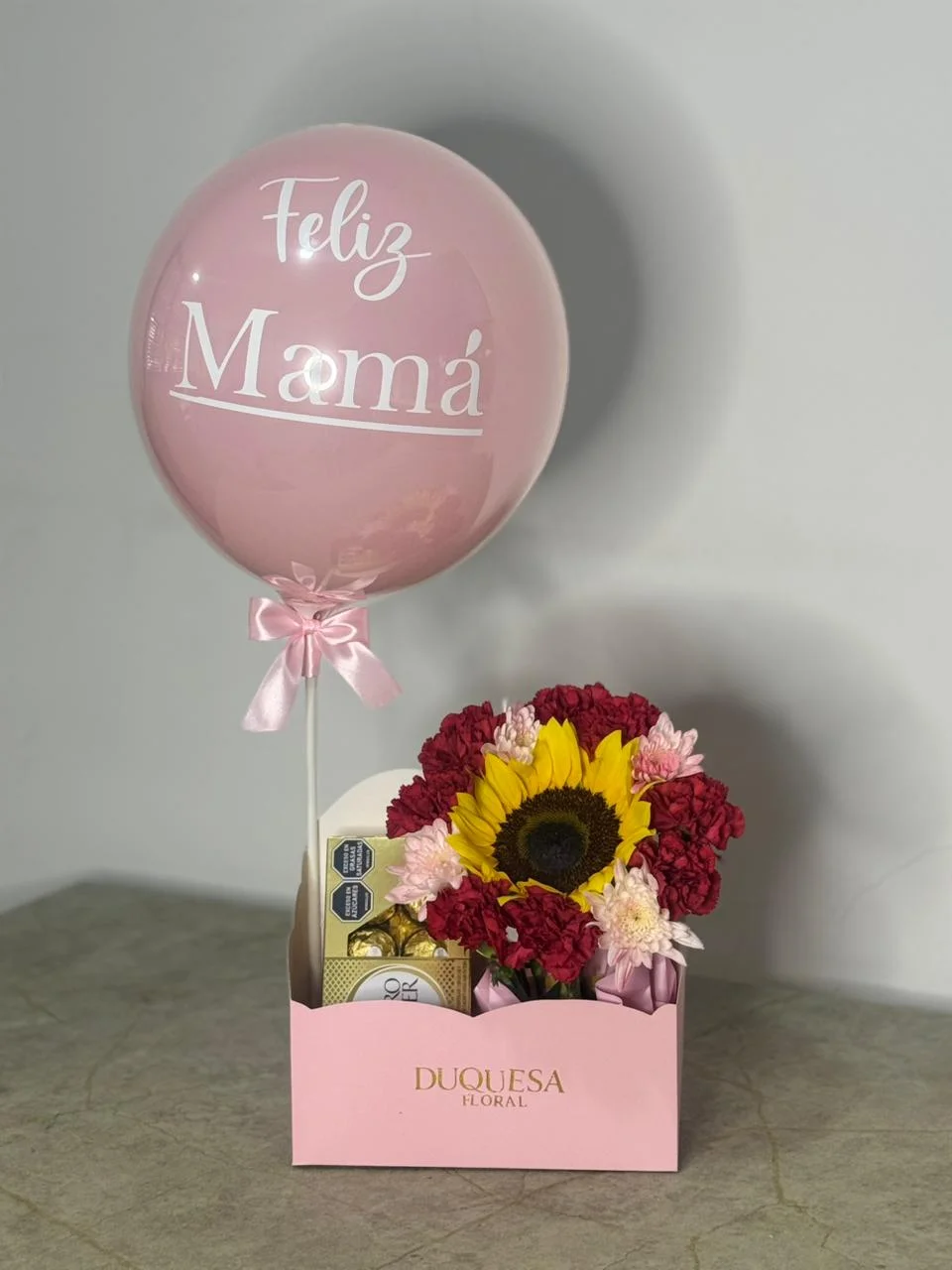 Sol Maternal - Caja con globo Feliz Mamá, girasol, claveles rojos y Ferrero Rocher