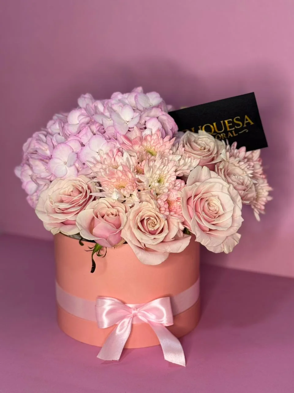Elegancia Rosada - Caja redonda con hortensias, rosas y crisantemos en tonos rosa