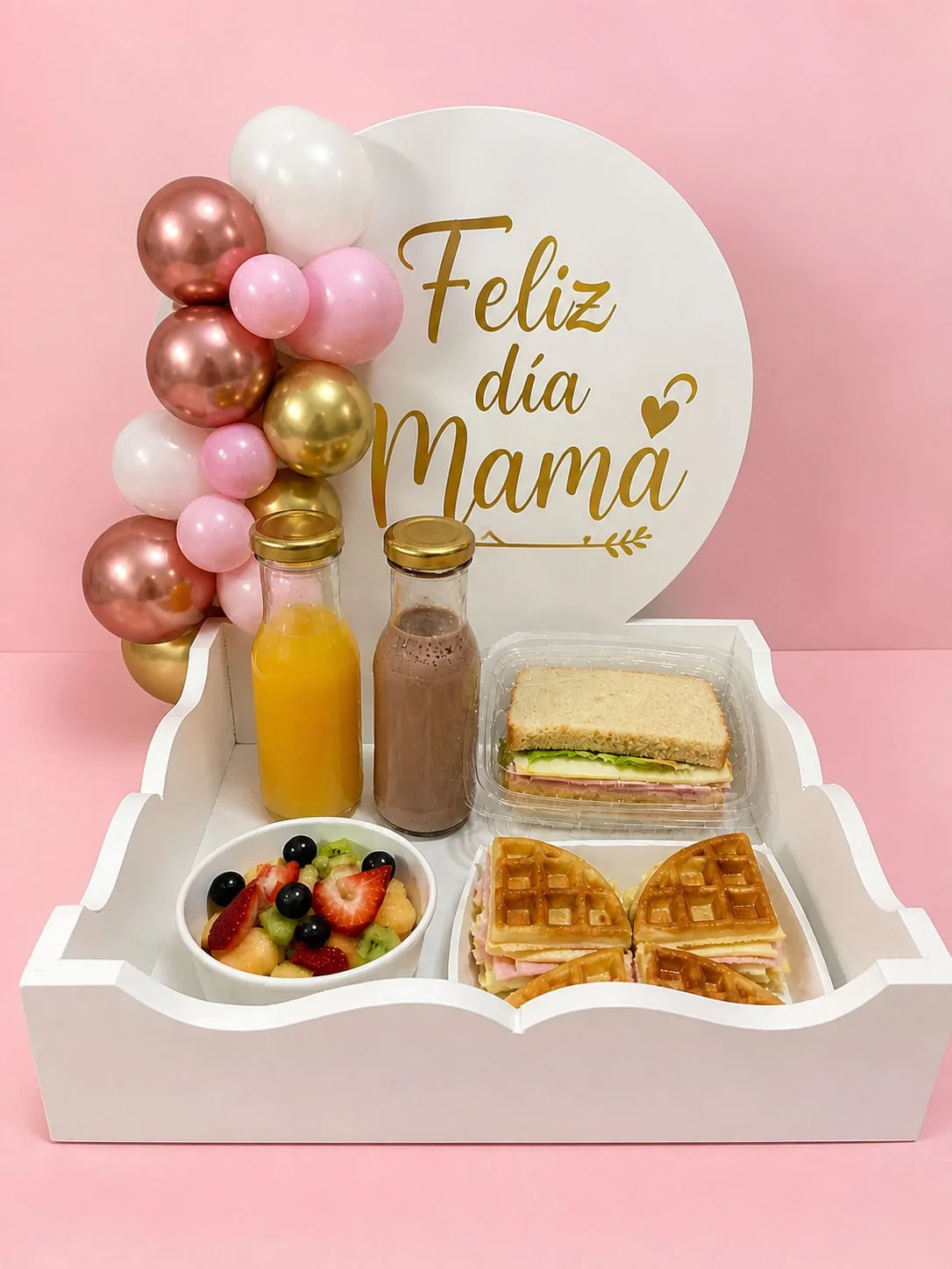 Desayuno Sorpresa Mamá - Bandeja completa con frutas, sandwiches y waffles
