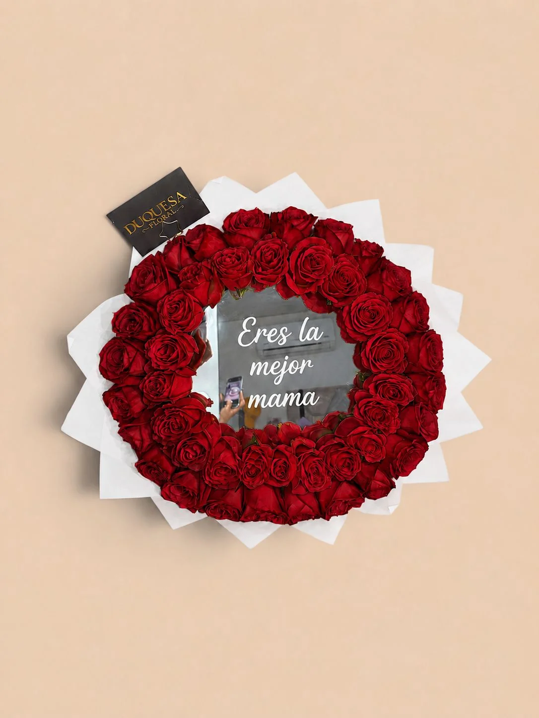 Reflejo de Amor - Arreglo circular de rosas rojas alrededor de espejo con frase Eres la mejor mamá