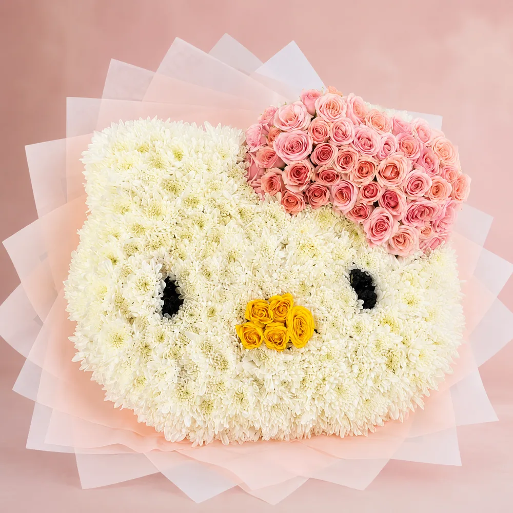 Ternura Kitty - Arreglo escultórico de Hello Kitty con crisantemos blancos, moño de rosas rosadas y rosas amarillas