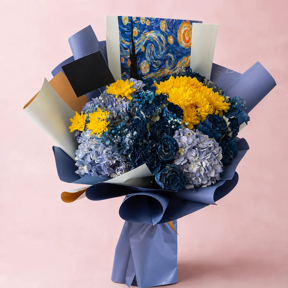 Noche Estrellada - Ramo artístico inspirado en Van Gogh con hortensias azules, rosas azules y crisantemos amarillos
