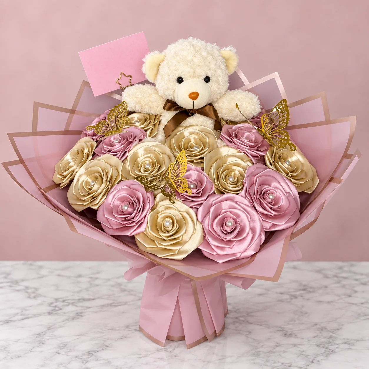 Abrazo Eterno - 21 rosas eternas en tonos rosa y dorado con mariposas decorativas y un tierno peluche en el centro