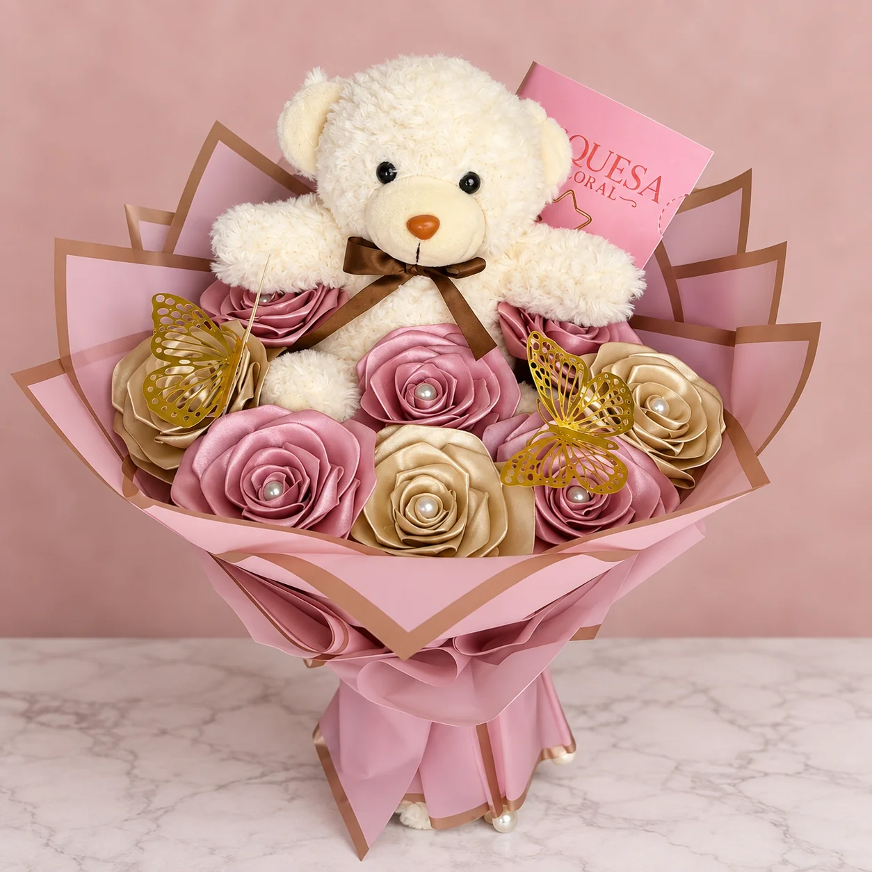 Ternura Eterna - 11 rosas eternas rosadas y doradas con mariposas y un peluche de oso