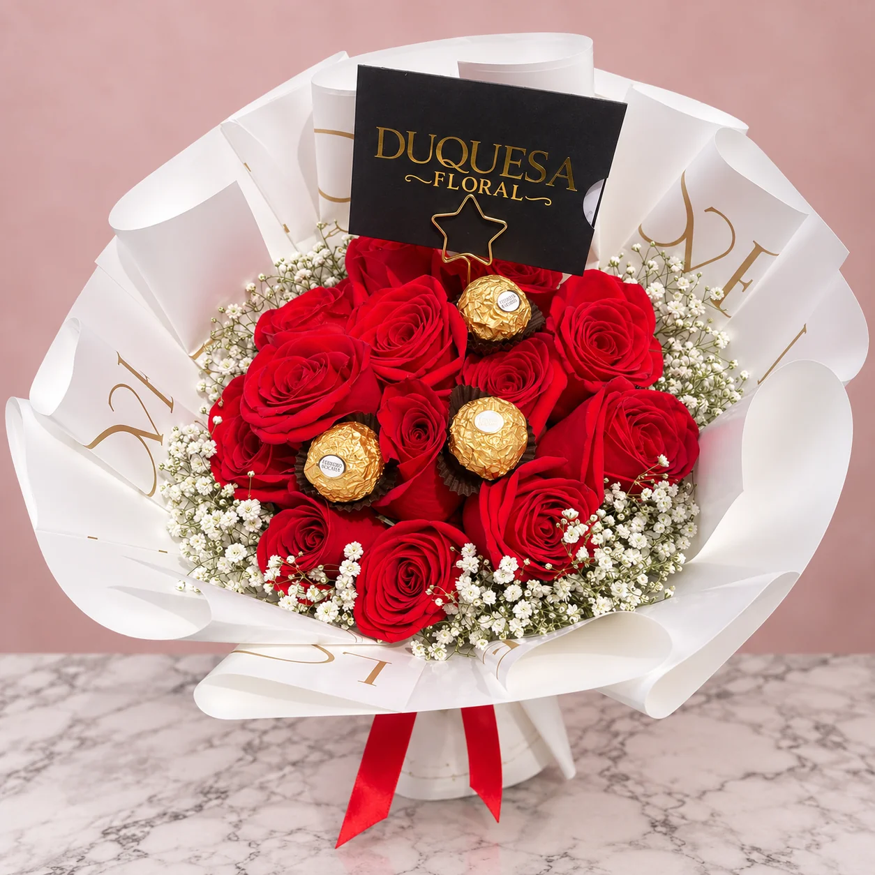 Dulce Docena - Ramo de 12 rosas rojas con flor nube y 3 Ferrero Rocher, envuelto en papel blanco con lazo rojo