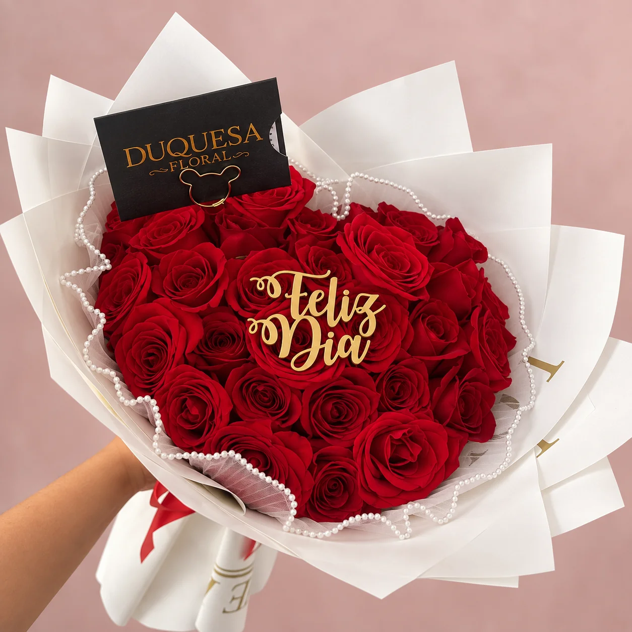 Corazón Feliz Día - 35 rosas rojas dispuestas en forma de corazón con perlas y topper dorado “Feliz Día”