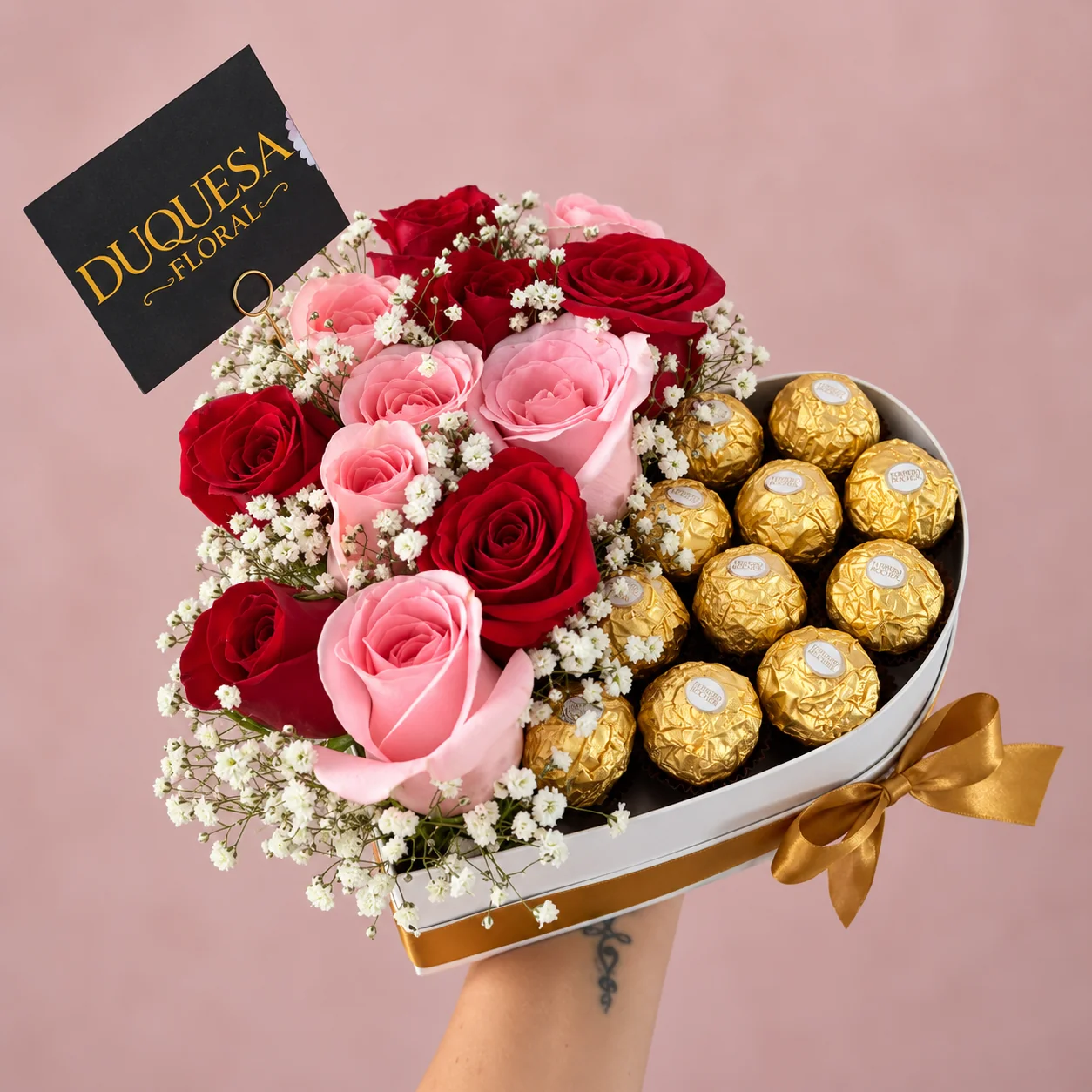 Corazón Ferrero Mixto - Caja corazón con rosas rojas y rosadas, flor nube y 11 Ferrero Rocher, con lazo dorado