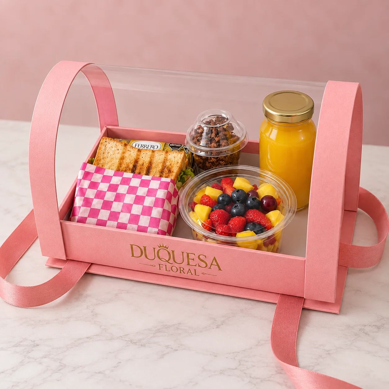 Desayuno Sorpresa - Bandeja con 2 sándwiches de jamón y queso con vegetales, ensalada de frutas con yogurt griego, 3 Ferrero Rocher, brownie y jugo de naranja o Chocolisto
