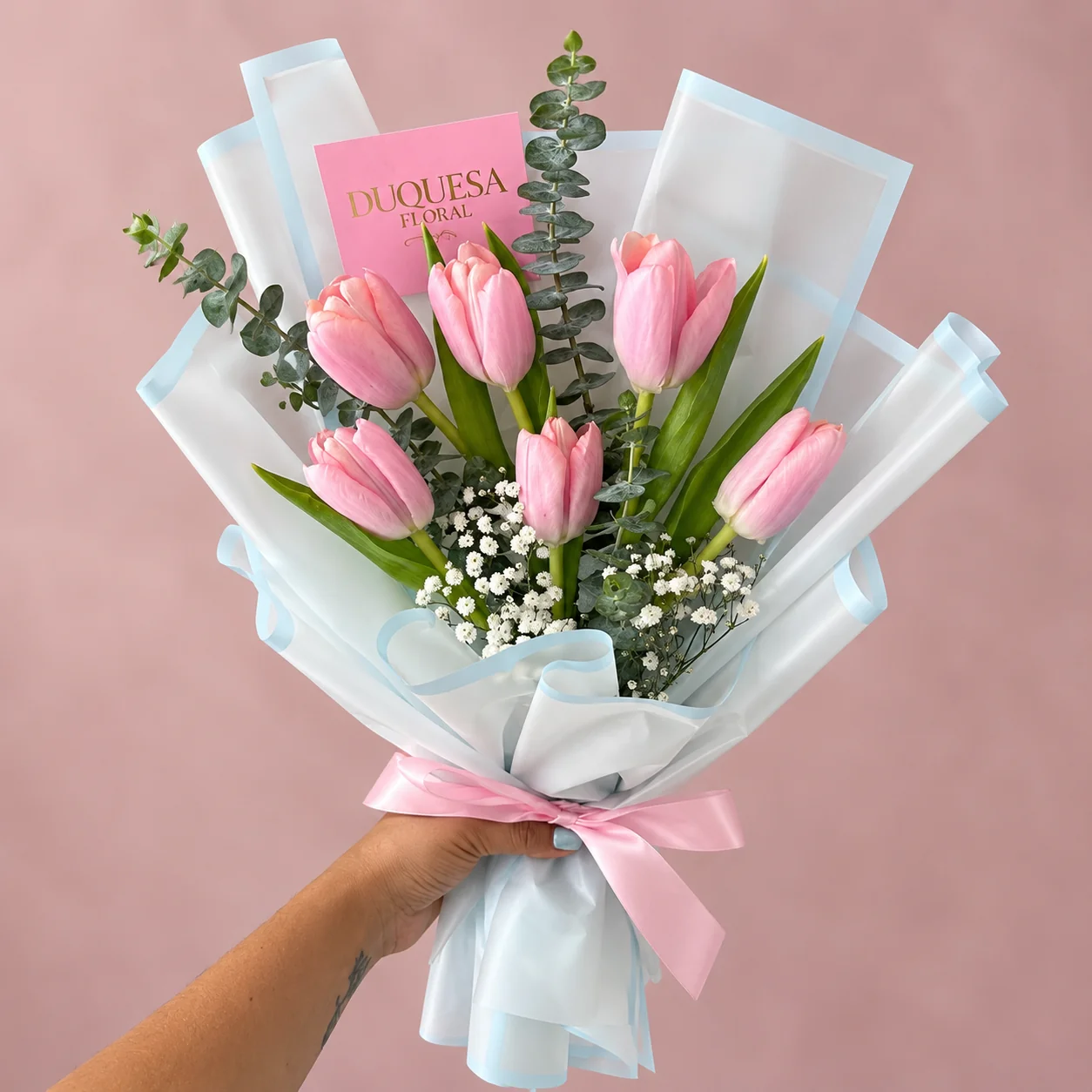 Tulipanes Rosados - Ramo de 6 tulipanes rosados con eucalipto y flor nube, envuelto en papel celeste con lazo rosa