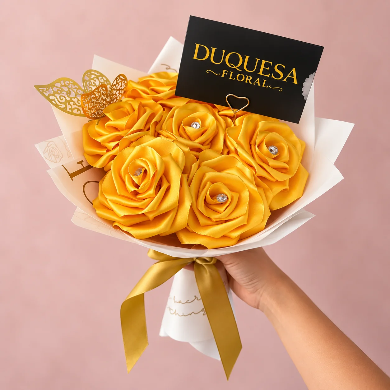 Mini Sol Eterno - Mini ramo de 7 rosas eternas amarillas con perlas y mariposa dorada, envuelto en papel blanco con lazo dorado