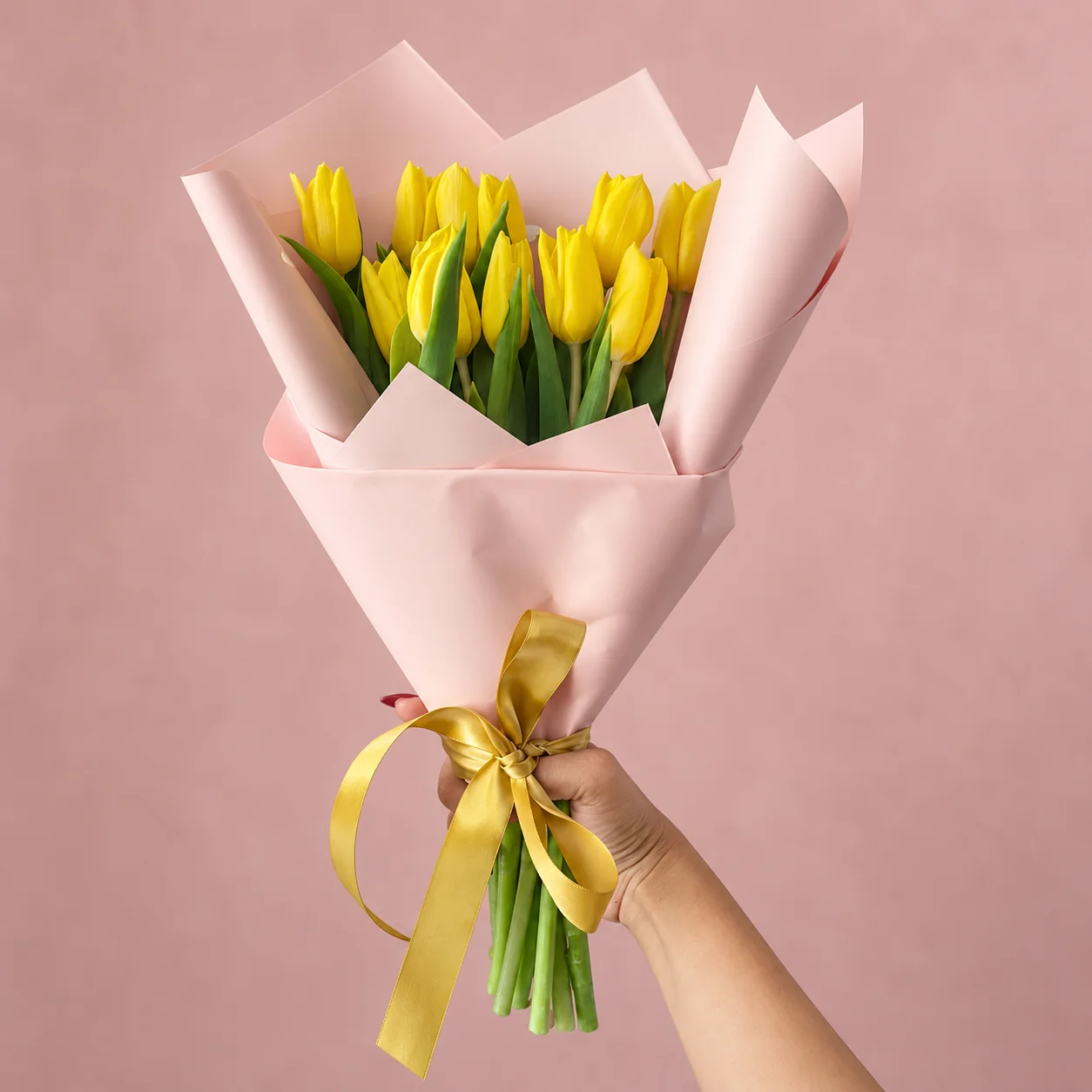 Tulipanes Amarillos - Ramo de tulipanes amarillos disponible desde 4 unidades, con flor nube y papel rosado