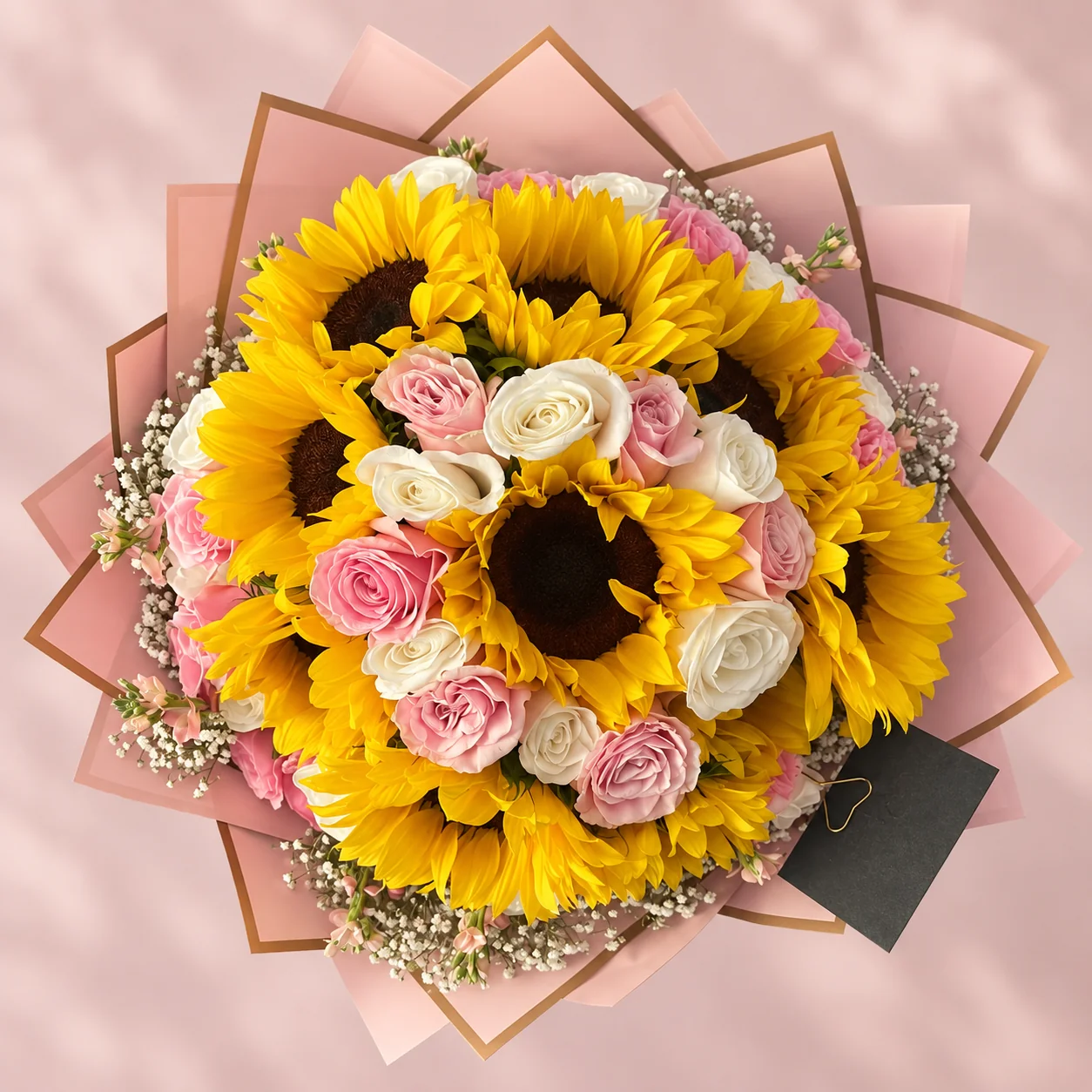 Sol y Rosas - 10 girasoles con 50 rosas en tonos rosa y blanco, envueltos en papel rosa con borde dorado