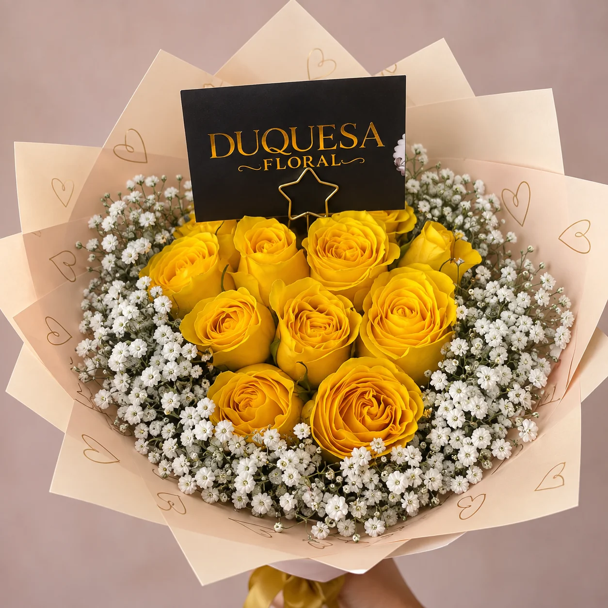 Docena Amarilla - Ramo de 12 rosas amarillas rodeadas de flor nube, en papel crema con lazo dorado