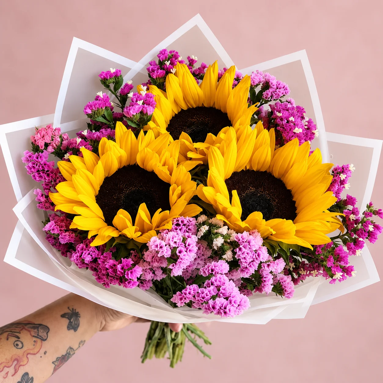 Girasoles y Siempreviva - Ramo de 3 girasoles con flor siempreviva en tono lila, envuelto en papel blanco
