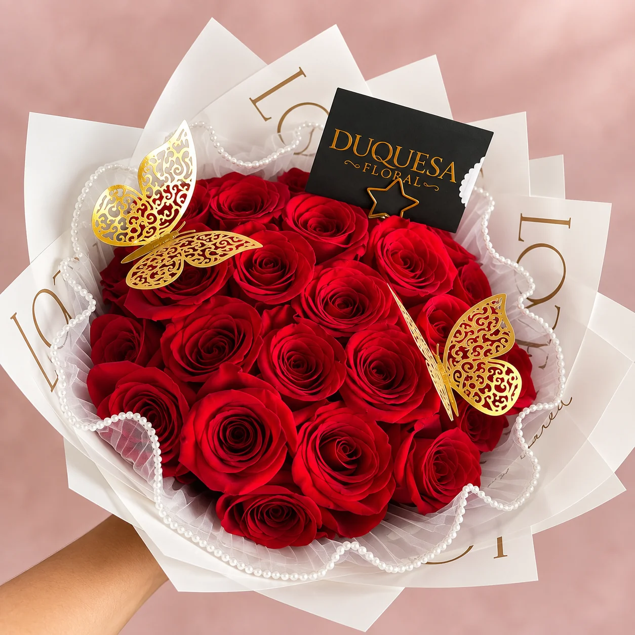 Dos Docenas de Amor - Ramo de 24 rosas rojas con perlas y mariposas doradas, envuelto en papel blanco con detalles “Love”