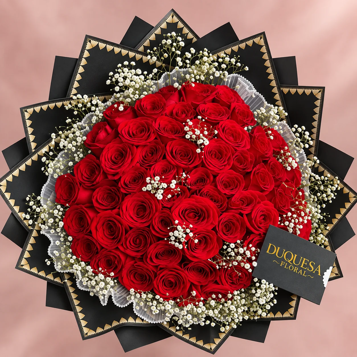 Sesenta Rosas - Ramo de 60 rosas rojas con flor nube, envuelto en papel negro con borde dorado
