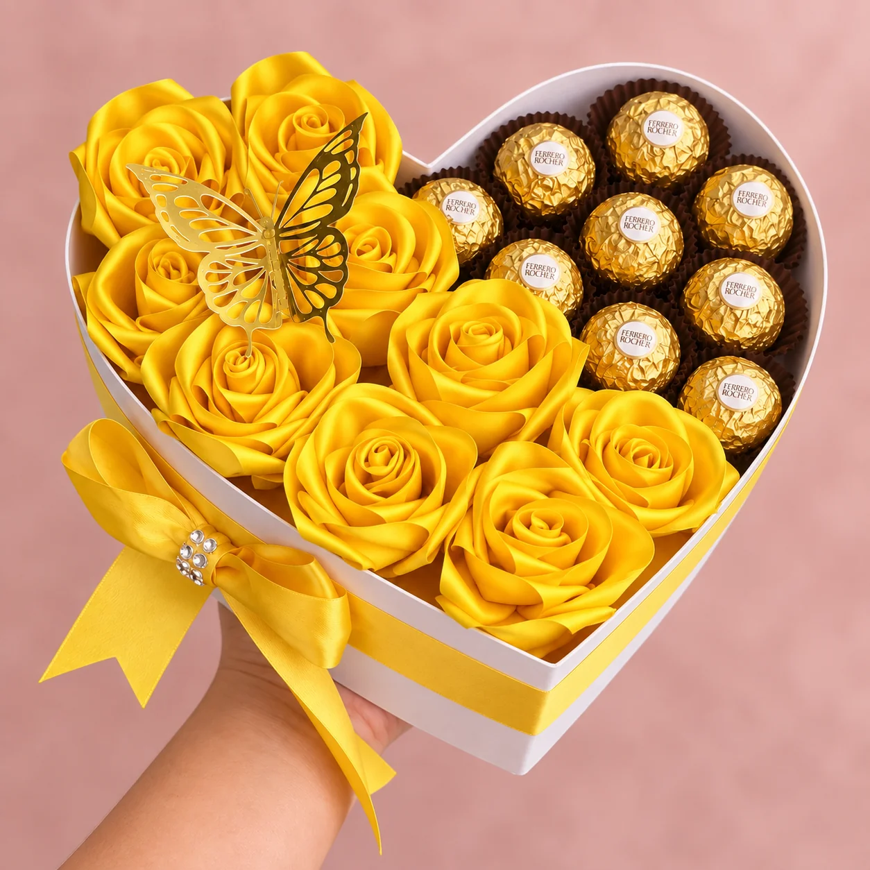 Corazón Dorado - Caja corazón con rosas eternas amarillas, mariposa dorada y 9 Ferrero Rocher, con lazo amarillo