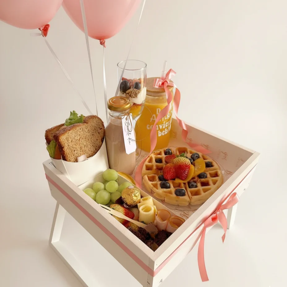 Dulce Despertar - Bandeja de desayuno con wafles, sándwich, jugo de naranja, chocolisto, yogur griego, uvas, brownie y Ferrero Rocher, con globos rosados