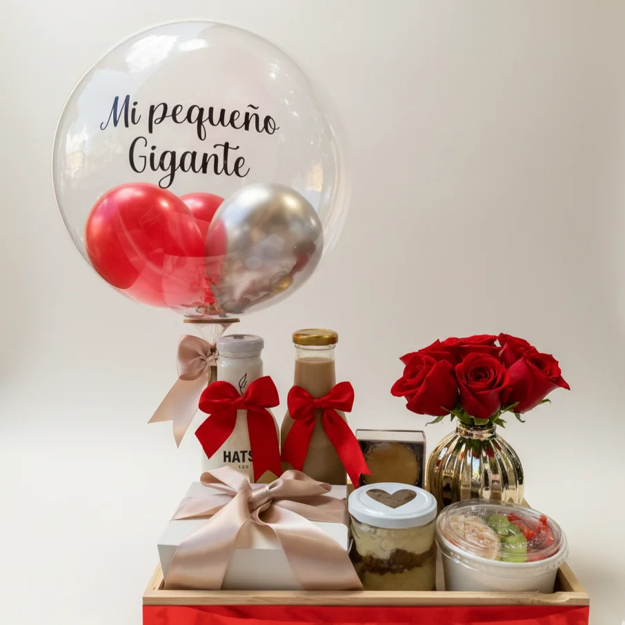 Romance en Bandeja - Bandeja premium de desayuno con ensalada de frutas, wraps, mini arepas, soda Hatsu, postre casero, jarrón de rosas rojas y globo personalizado