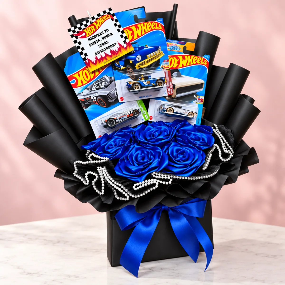 Pit Stop Azul - Bouquet de 5 rosas eternas azules con perlas y 3 carros Hot Wheels, con tarjeta personalizable