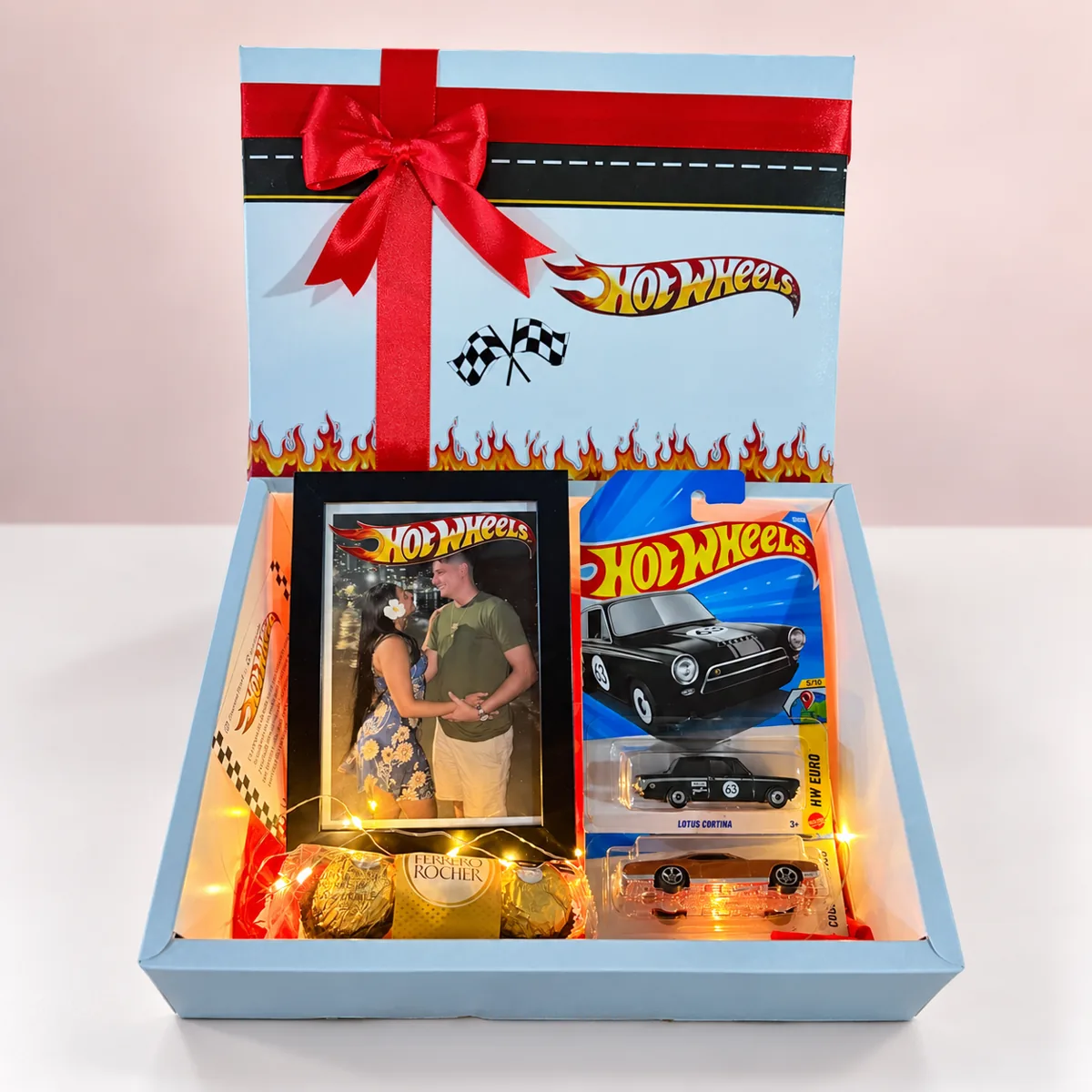 Caja Gran Premio - Caja decorada con 2 carros Hot Wheels, 3 Ferrero Rocher, luces LED y portarretrato con tu foto