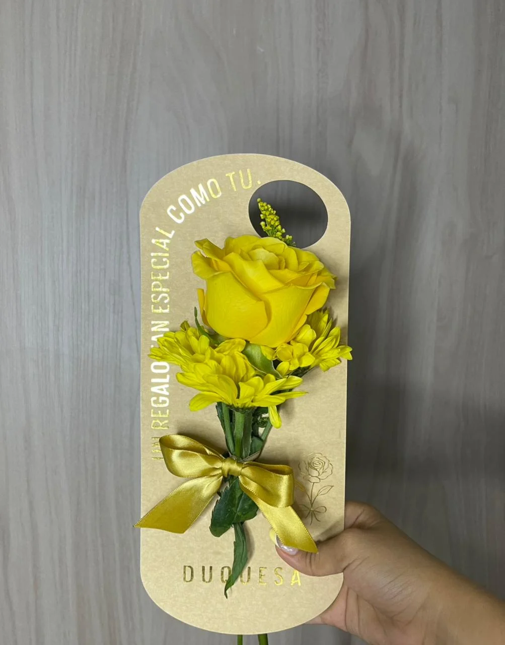 Entrada Perfecta - Rosa amarilla con follajes y margaritas