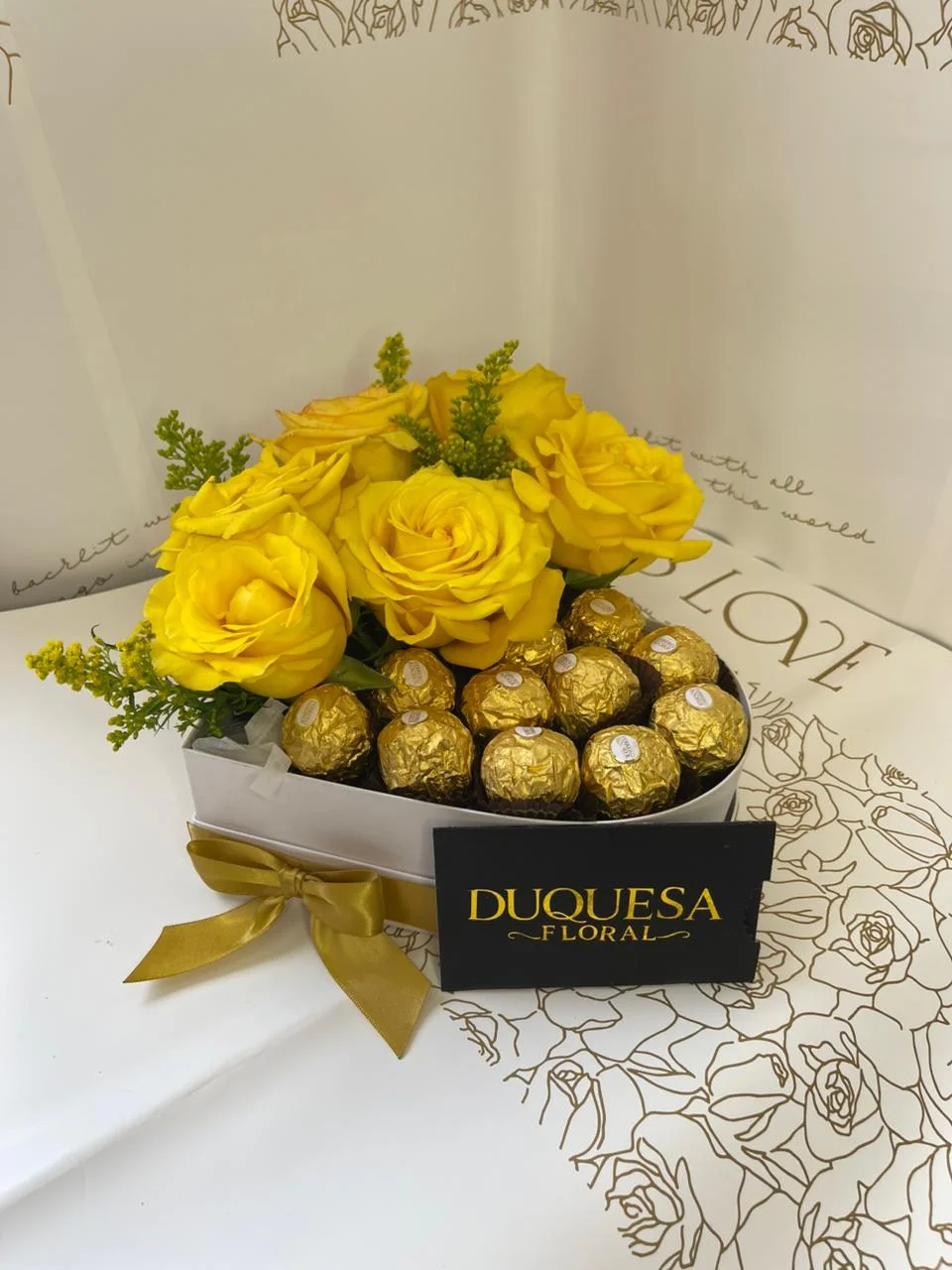 Dominación Dorada - Rosas amarillas con bombones en base de corazón