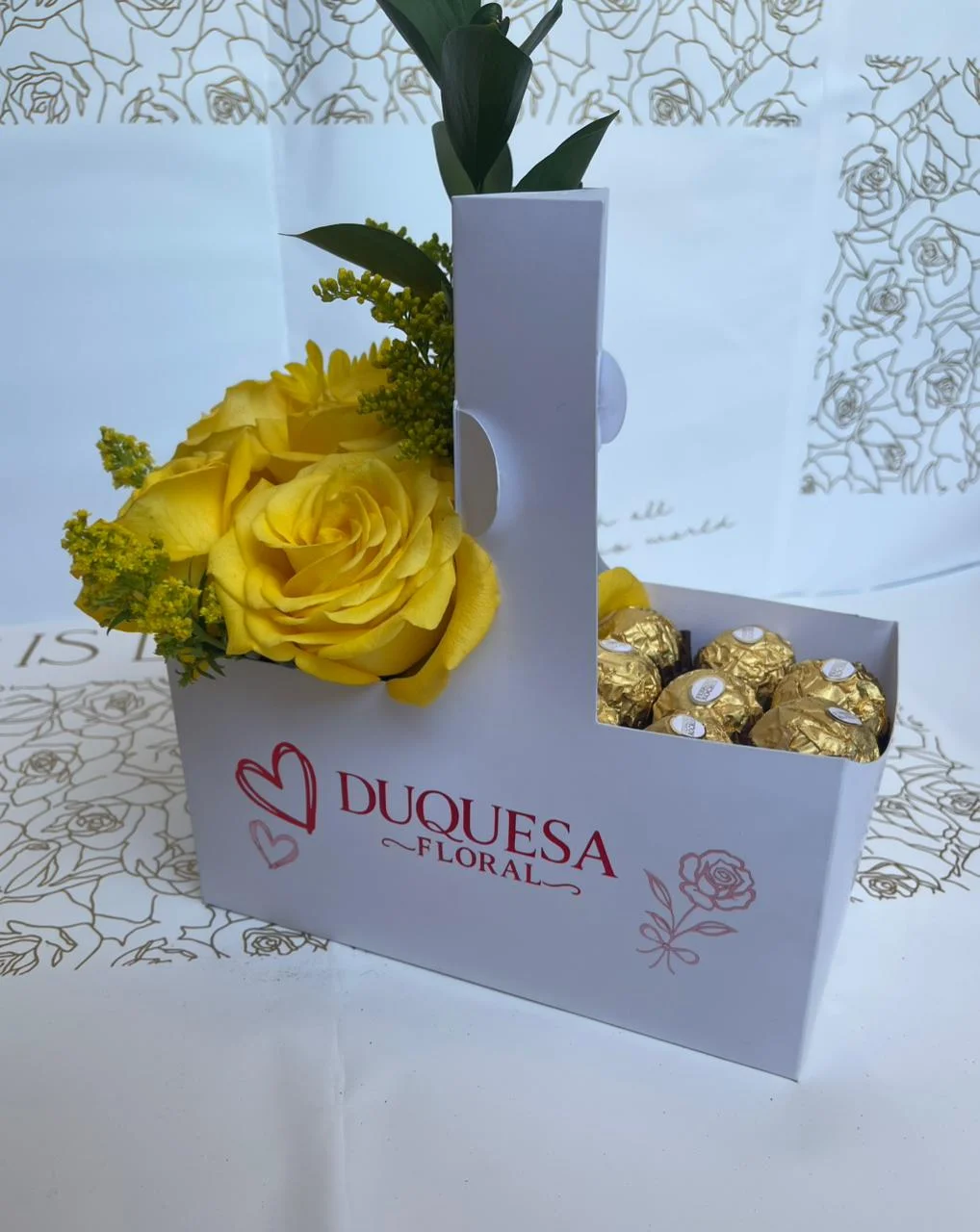 Jugada Original - Caja tipo picnic con rosas amarillas y bombones
